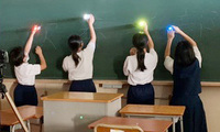 写真：ワークショップ「光と遊ぼう」に取り組む中学生