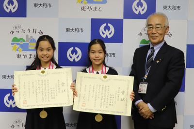 賞状を持つ松田広美さんと松田清美さんと市長の写真