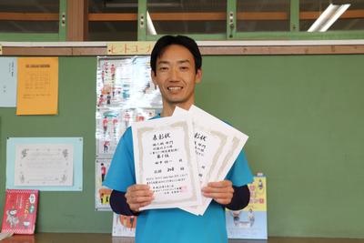 賞状を持つ田中先生の写真