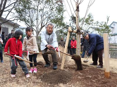 桜の植樹をする子どもたちと自治会の方の写真