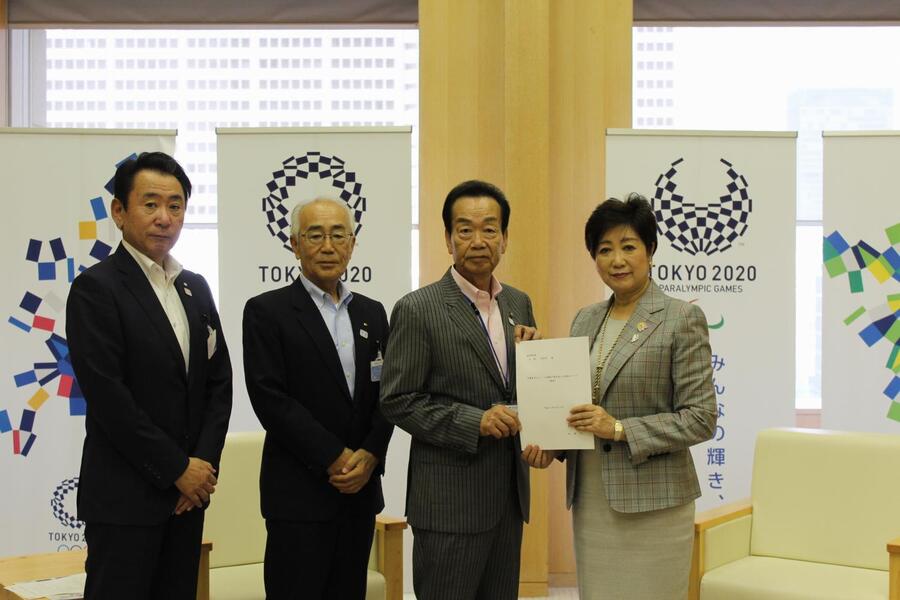 写真：東京都知事へ要望書を渡す東大和市長、武蔵村山市長、瑞穂町長