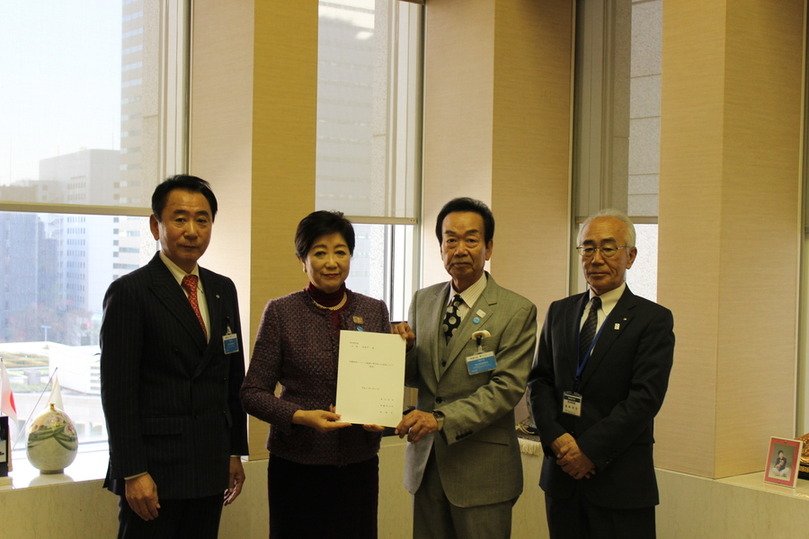 写真：東京都知事へ要望書を渡す様子
