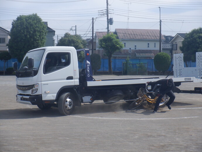 トラックが左折時に自転車を巻き込んだ交通事故