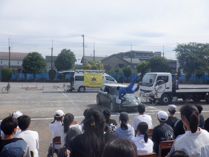 右折する車両と停車中の車両を追い抜いた自転車の交通事故