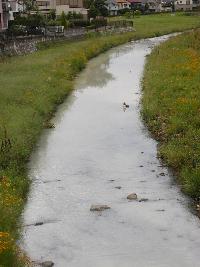 写真：白濁水が流れる空堀川