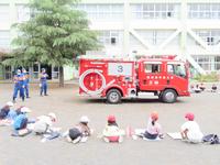 写真：消防車を描く児童の様子