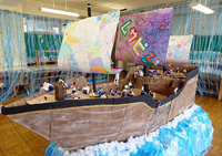 写真：大学生と中学校美術部員で作り上げた船の作品