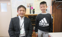 写真：山田さんと江原校長先生