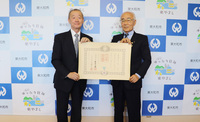写真：高橋榮さんと尾崎市長