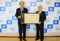 写真：田中傳一さんと尾崎市長