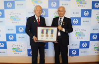 写真：芳賀文治さんと尾崎市長
