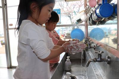 写真：手を洗う狭山保育園の女の子たち