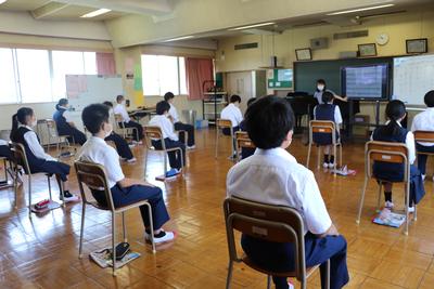写真：第五中学校の分散登校時の授業