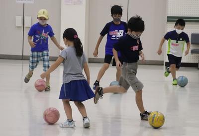写真：ボールを蹴る子供たち