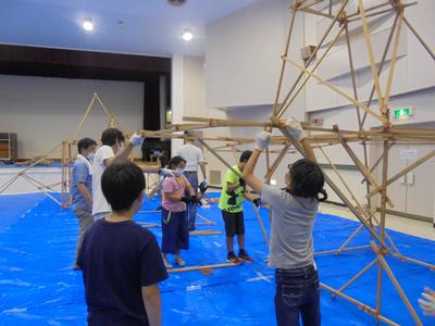 写真：木材を組み立てる子どもたち
