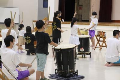写真：和太鼓をたたく子供たち