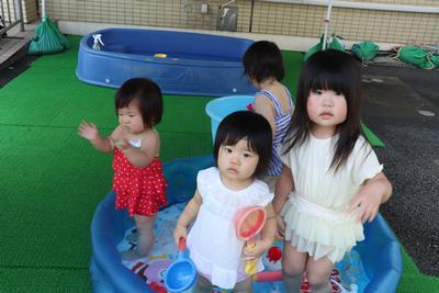 写真：ビニールプールで遊ぶ子供たち