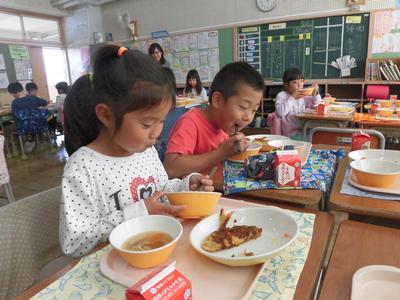 給食を食べる子どもたちの写真