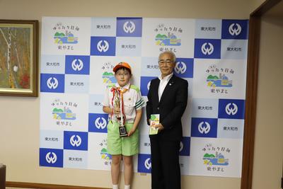 トロフィーを持つ大山優和さんと市長の写真