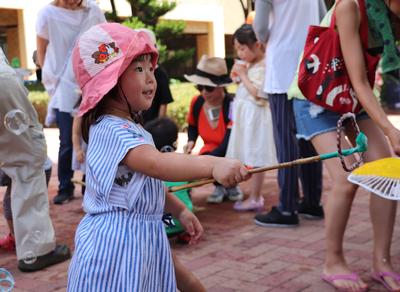 シャボン玉遊びをする女の子の写真