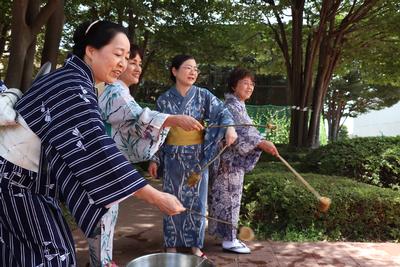 打ち水をする4人の女性の写真