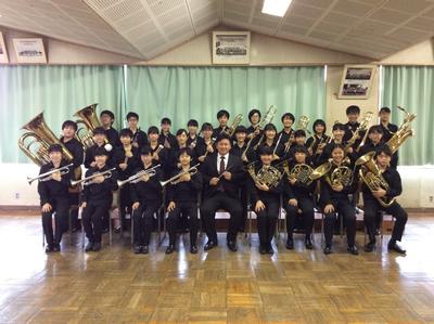 第三中学校吹奏楽部の生徒と顧問の遊佐先生の写真