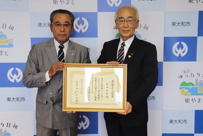賞状を持つ吉川五郎さんと市長の写真