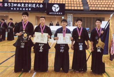 メダルをかけて賞状を持つ東大和市剣道連盟の中学生5人の写真