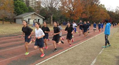 合同練習でトラックを走る選手たちの写真