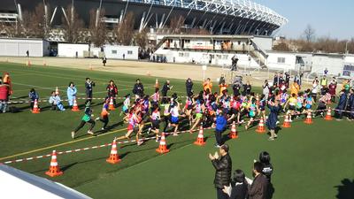 駅伝スタート後の女子の駅伝レースの写真