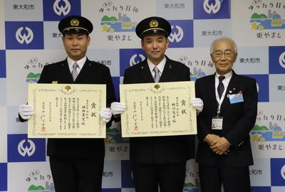 賞状を持つ神田貴寛さんと野口篤史さんと市長の写真