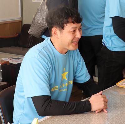インタビューを受ける岩隈選手の写真