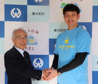 市長と握手を交わす岩隈選手の写真