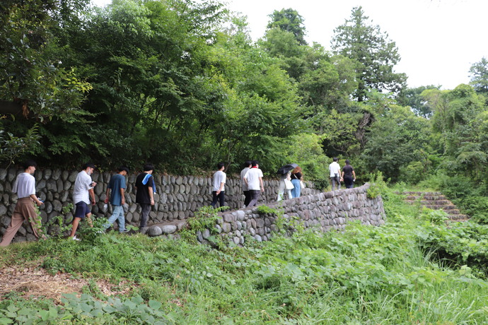 写真：慶性門横の丘を登るようす