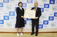 写真：土井咲子さんと尾崎市長