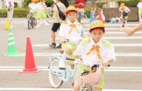 写真：自転車の正しい乗り方を学ぶ子どもたち