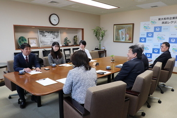 懇談の様子の写真