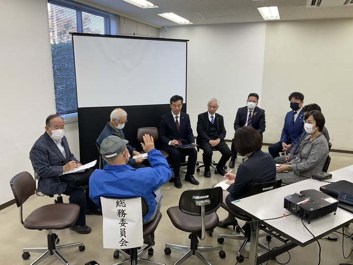 写真：後半の総務委員会のグループディスカッション