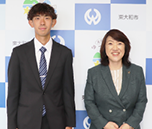 写真：大原諒介さん（左）