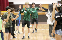 写真:第三小学校の子どもたちとハイタッチをする様子