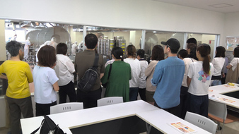 給食の調理を見学しているところ