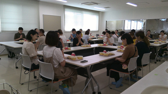 給食を食べるところ