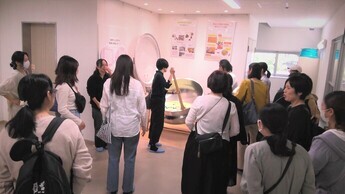 窯混ぜ体験を行っているところ