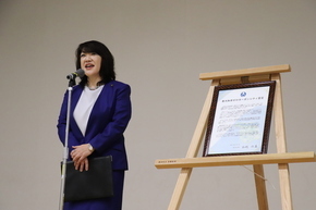 ゼロカーボンシティ宣言をする、和地市長