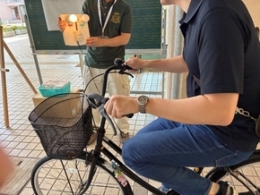 自転車発電のようす