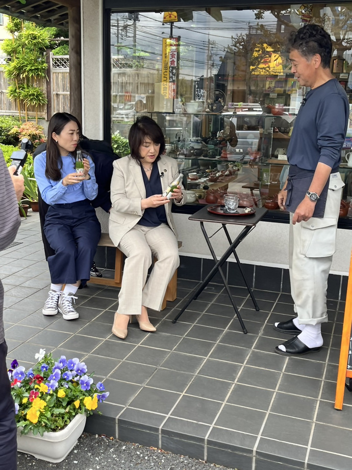 写真：J：COM「長～っと散歩」撮影（お茶の木下園）収録の様子