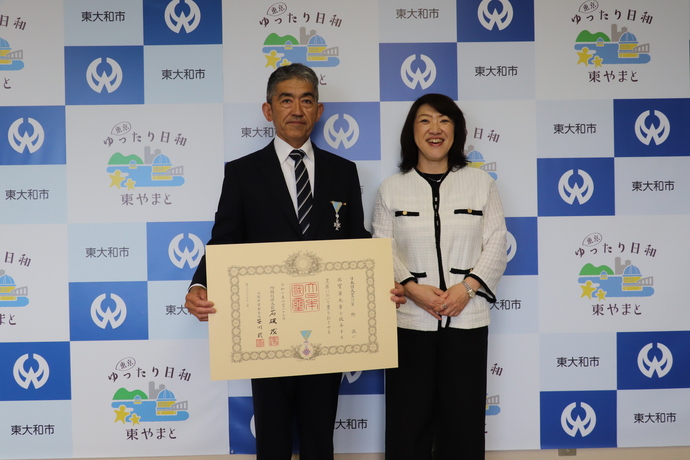 写真：星野誠さんと和地市長