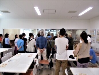 見学窓から見学している写真