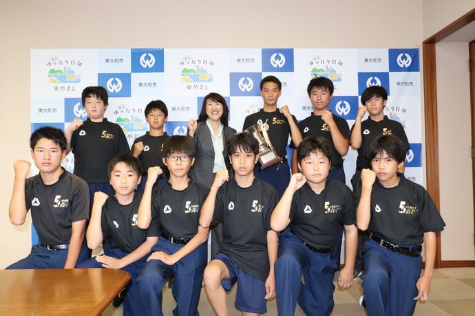 写真：表敬訪問　東大和市立第五中学校　ラグビー部「東京都中学校春季ラグビーフットボール大会2連覇」