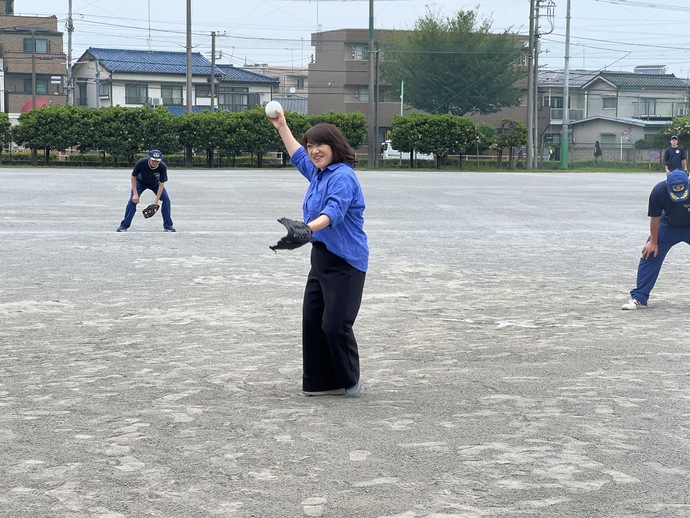 写真：消防団体力増強訓練（ソフトボール大会）始球式